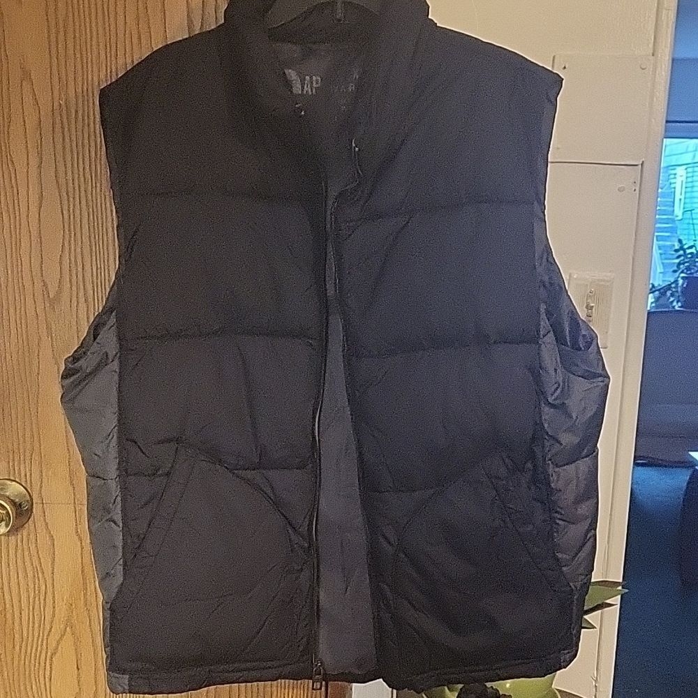 GAP Men's Puffer Vest